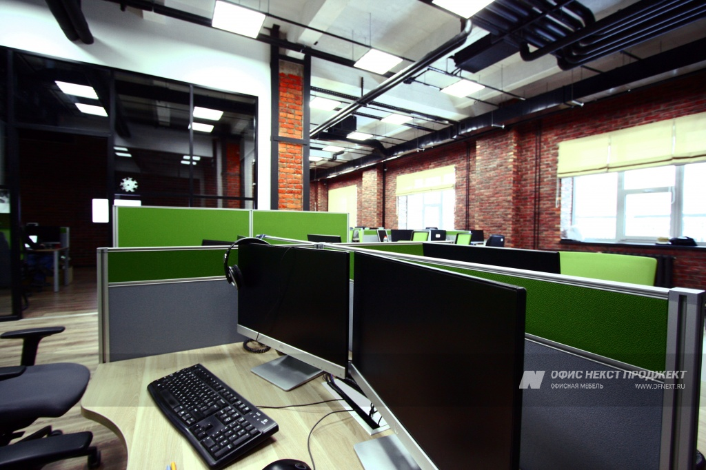 Технический департамент. Рабочие места с перегородками, собранные на единой металлической раме.