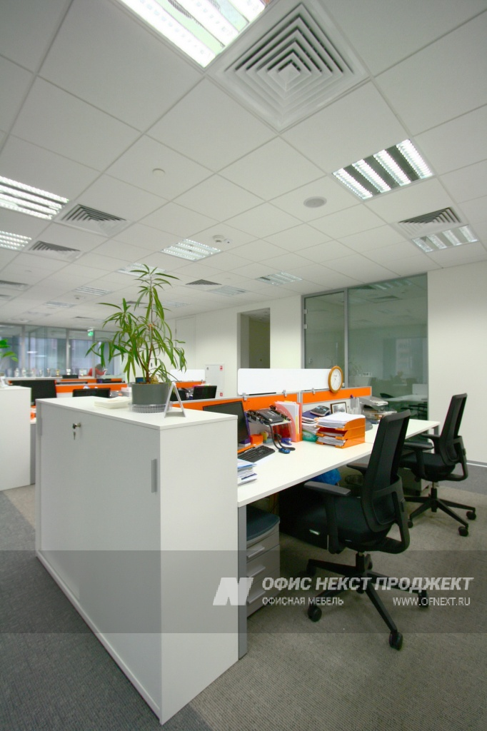 Офисная мебель серии Nexus на металлических опорах