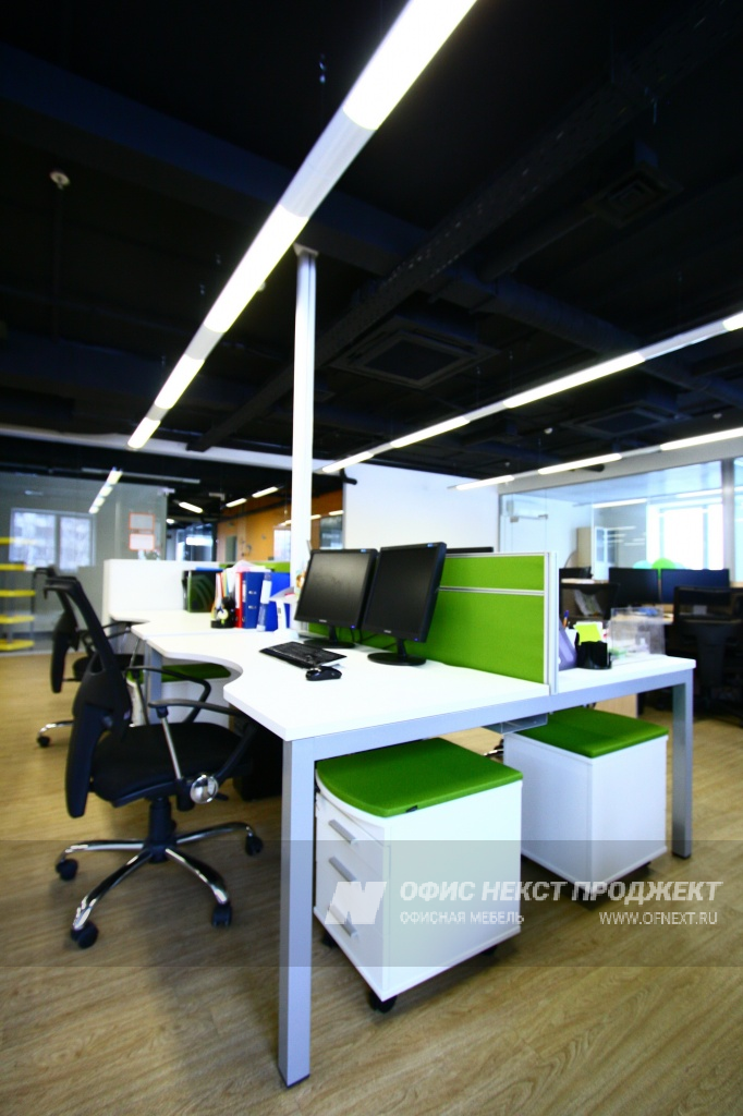 Europos - офисные столы на металлических опорах серии Nexus