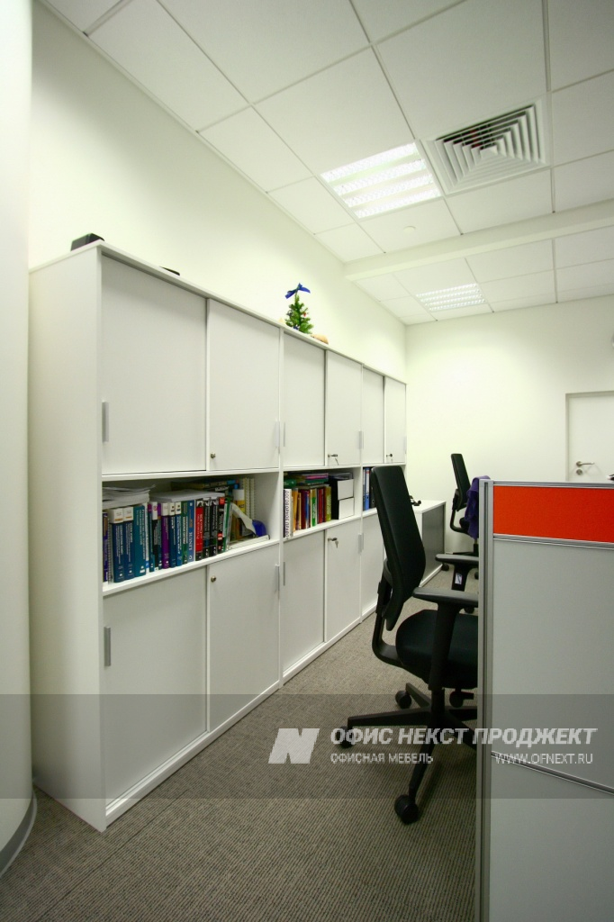 Офисная мебель серии Nexus на металлических опорах