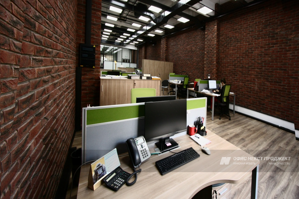 Клиентский департамент. Офисная мебель Interplay - рабочие места на металлической раме.