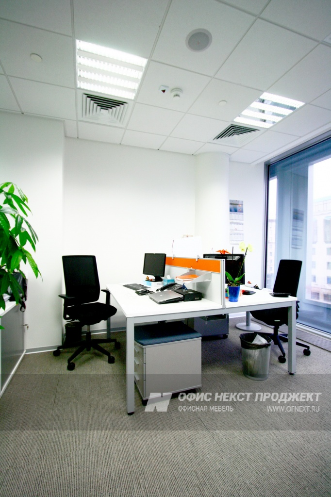 Офисная мебель серии Nexus на металлических опорах