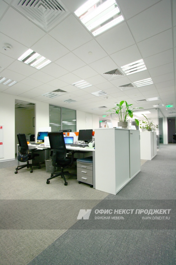 Офисная мебель серии Nexus на металлических опорах