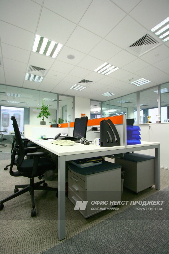 Офисная мебель серии Nexus на металлических опорах