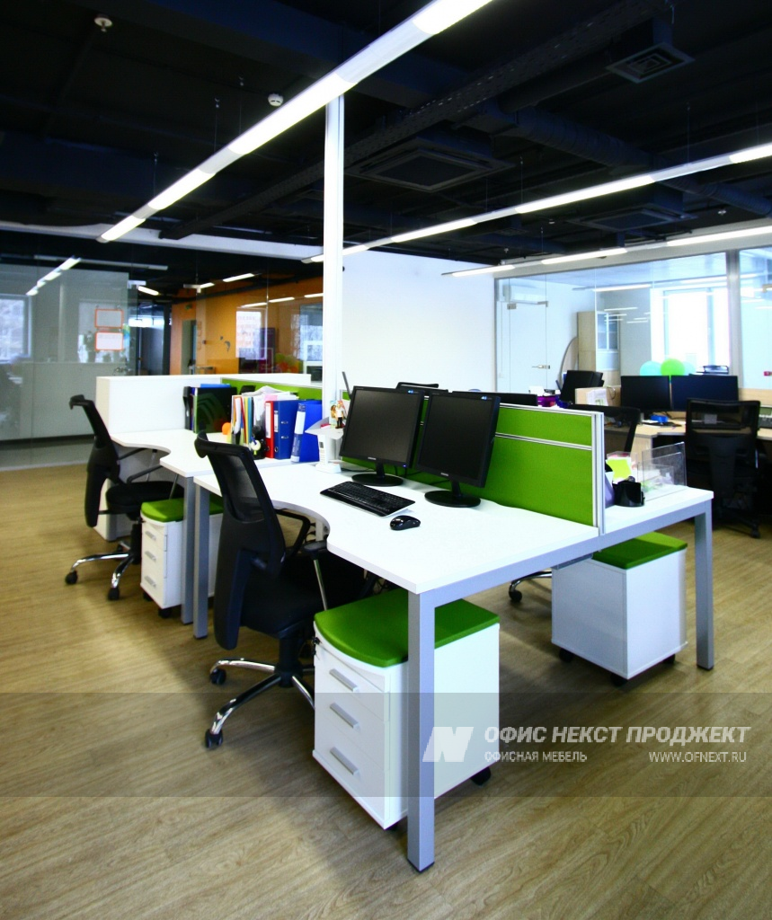 Europos - офисные столы на металлических опорах серии Nexus