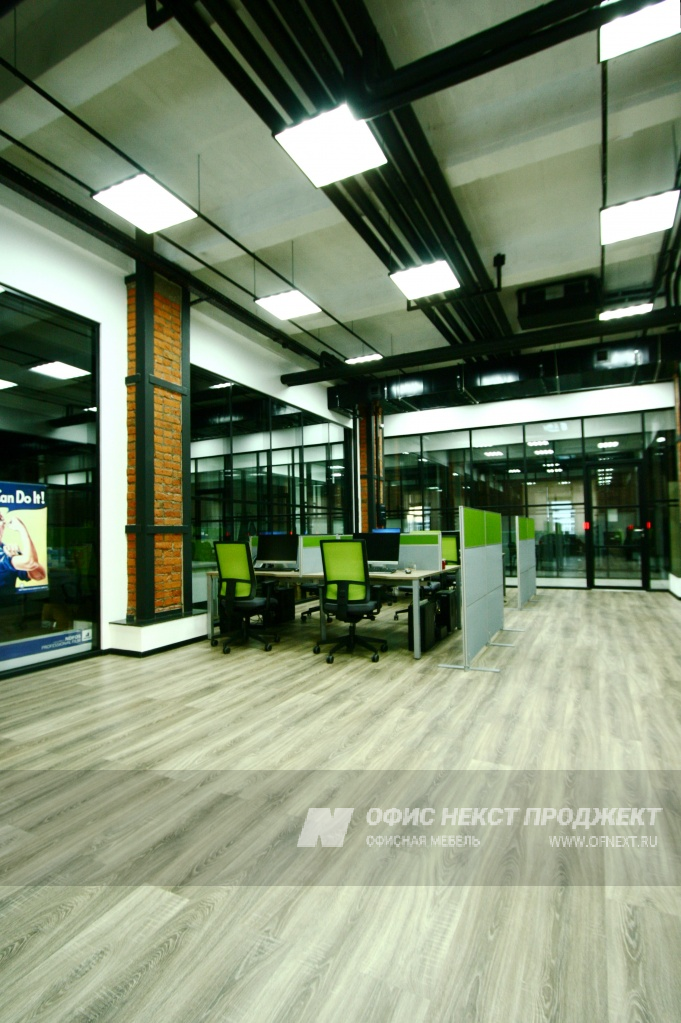 Технический департамент. Рабочие места серии Interplay, собранные на единой металлической раме.