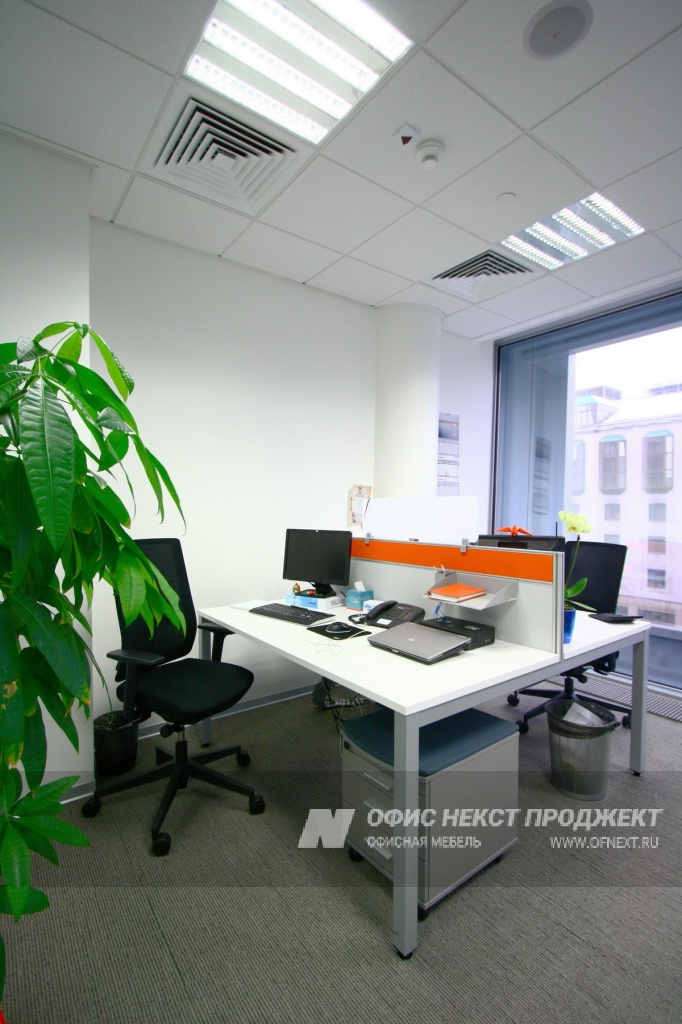 Офисная мебель серии Nexus на металлических опорах