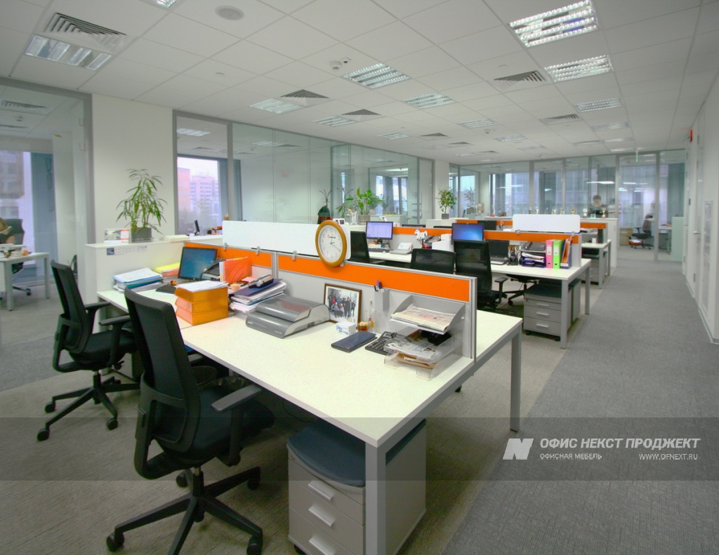 Офисная мебель серии Nexus на металлических опорах