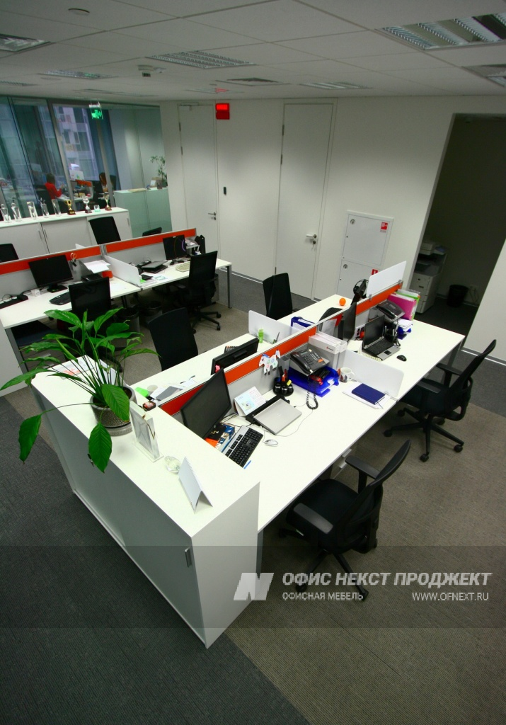 Офисная мебель серии Nexus на металлических опорах