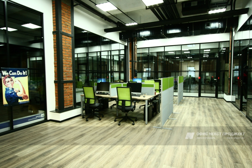 Технический департамент. Рабочие места сотрудников на единой металлической раме.