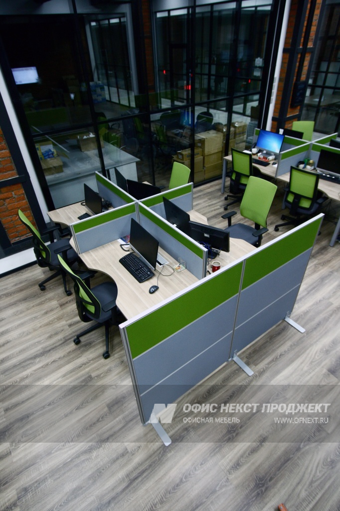 Технический департамент. Рабочие места серии Interplay, собранные на единой металлической раме.