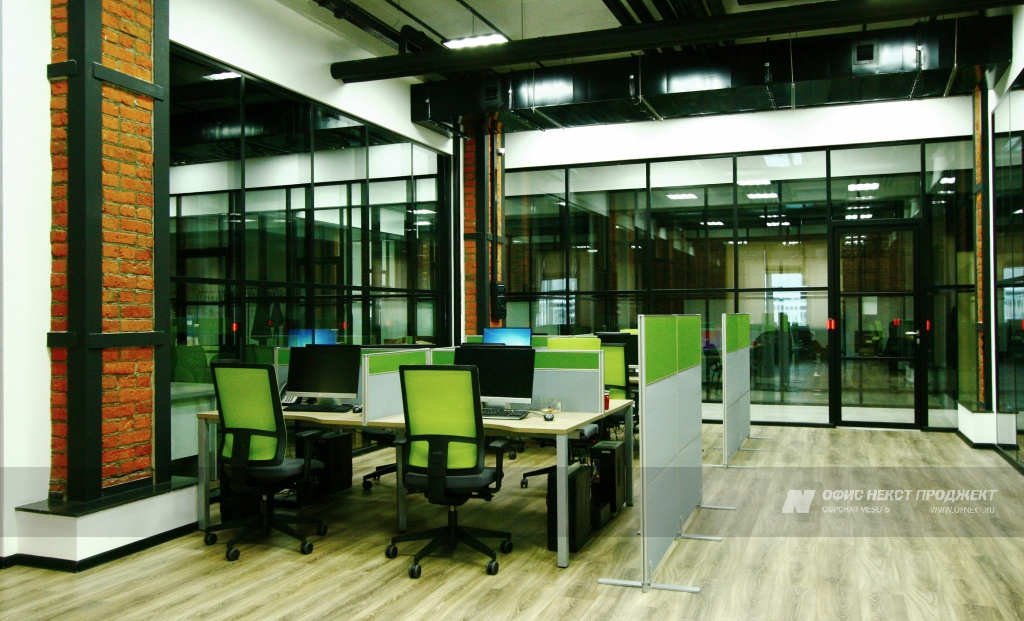 Технический департамент. Рабочие места серии Interplay, собранные на единой металлической раме.