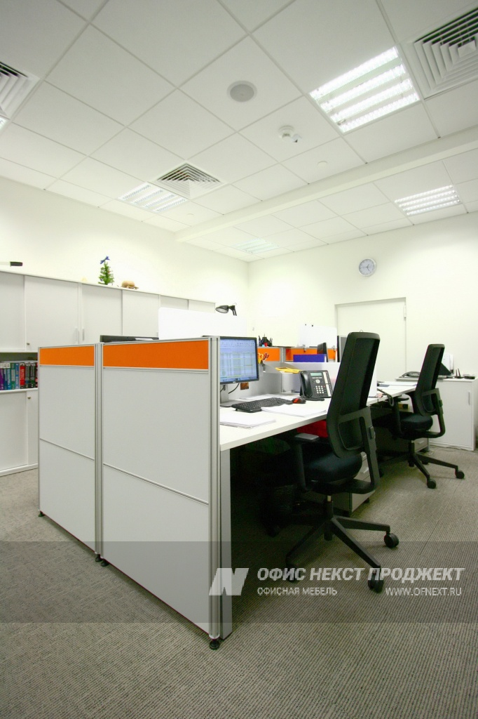 Офисная мебель серии Nexus на металлических опорах