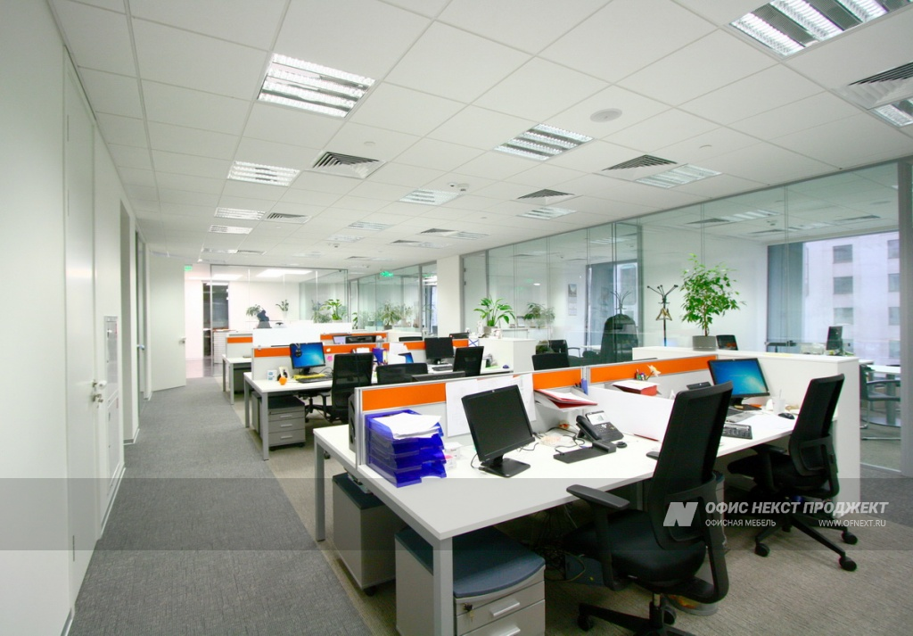 Офисная мебель серии Nexus на металлических опорах