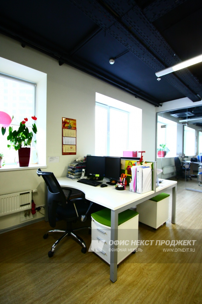 Europos - офисные столы на металлических опорах серии Nexus